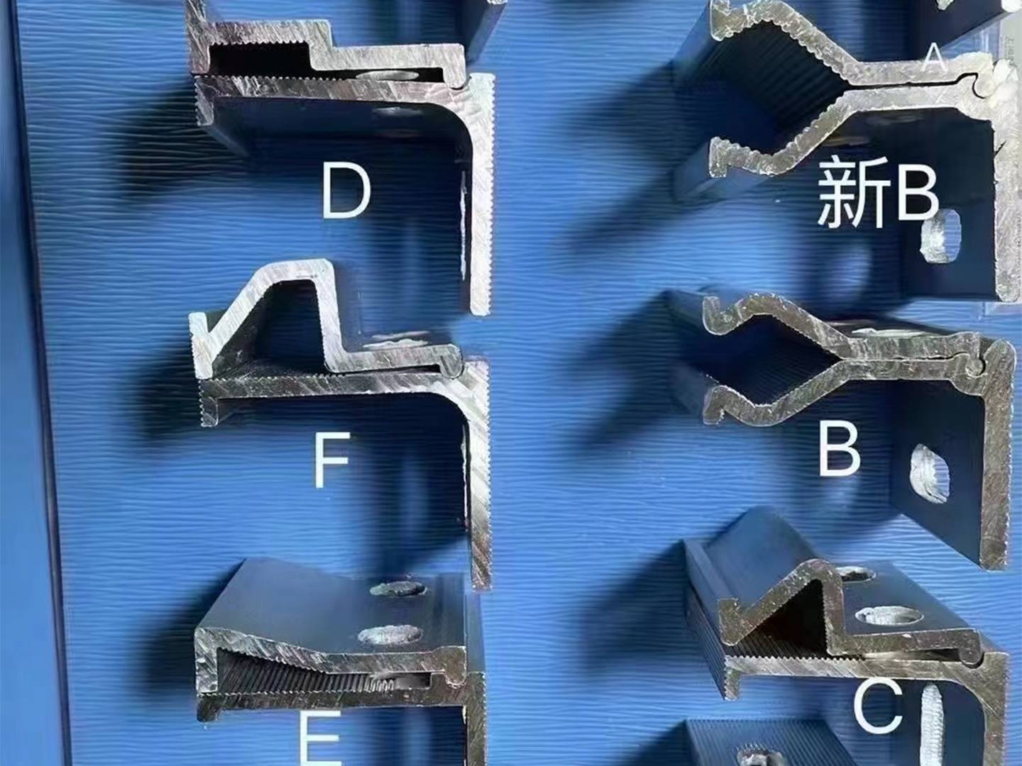 Ͻ